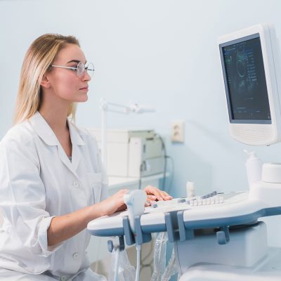 smiling-doctor-ultrasound-the-doctor-performed-an-PRZQU23.jpg